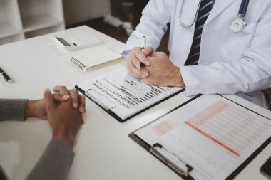 Doktorlar hastalara hastalık tedavisi hakkında tavsiyelerde bulunurlar, fiziksel muayene yoluyla hastalık teşhisi koyarlar ve profesyonel doktorlar tarafından tedavi edilirler. Hastalıkların tedavisi kavramı.