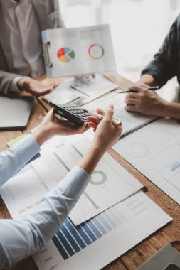 Ödemek zorunda oldukları vergileri hesaplıyorlar, muhasebecinin hesaplaması için rakamsal veriler sunuluyor, şirketin geliri ve giderleri hakkında bir toplantı yapıyorlar,.