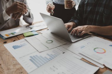 Toplantıda raporu açıklamak, toplantı odasındaki sorunları çözmek için işbirliği yapmak, ofisteki ekiple iş kurma işini tartışmak, takım olarak çalışmak, yeni bir başlangıç fikri..