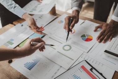 Toplantıda raporu açıklamak, toplantı odasındaki sorunları çözmek için işbirliği yapmak, ofisteki ekiple iş kurma işini tartışmak, takım olarak çalışmak, yeni bir başlangıç fikri..