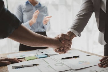 İş ortaklarıyla anlaşmalar yapmak, müzakere ve iş sözleşmelerine girme başarısı, ofisteki bir toplantı odasında taahhütler, iş fikri....