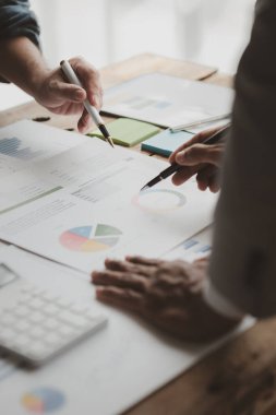 Ödemek zorunda oldukları vergileri hesaplıyorlar, muhasebecinin hesaplaması için rakamsal veriler sunuluyor, şirketin geliri ve giderleri hakkında bir toplantı yapıyorlar,.