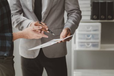 Toplantıda raporu açıklamak, toplantı odasındaki sorunları çözmek için işbirliği yapmak, ofisteki ekiple iş kurma işini tartışmak, takım olarak çalışmak, yeni bir başlangıç fikri..