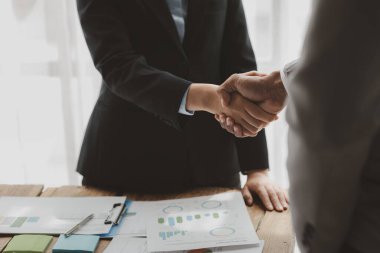 İş ortaklarıyla anlaşmalar yapmak, müzakere ve iş sözleşmelerine girme başarısı, ofisteki bir toplantı odasında taahhütler, iş fikri....