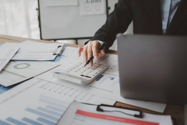 Muhasebeci hesap makinesindeki rakamları hesaplıyor, Denetçi ofiste muhasebe üzerinde çalışıyor, İşadamı şirketin finansal likiditesini hesaplıyor, muhasebe fikri....