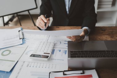 Muhasebeci hesap makinesindeki rakamları hesaplıyor, Denetçi ofiste muhasebe üzerinde çalışıyor, İşadamı şirketin finansal likiditesini hesaplıyor, muhasebe fikri....