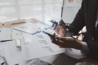 İş adamları bilgi bulmak için akıllı telefonu kullanırlar, ofiste rapor kağıtlarıyla çalışırlar, akıllı telefonu ortakları aramak için kullanırlar, iş fikri..