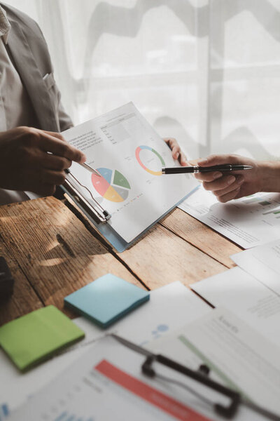 Объясняя доклад на встрече, сотрудничаем для решения проблем в зале заседаний, обсуждаем стартап-бизнес с командой в офисе, работаем вместе как команда, идея стартапа.