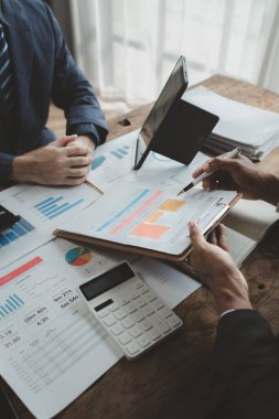 İş adamları mali konularla ilgili bir toplantıya katılıyor, konferans odasında vergi ödemelerini tartışıyorlar, pazarlamayı planlamak için toplanıyorlar, işletme sonuçlarını artırmak için, iş toplantısı fikri....