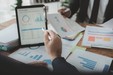 Pazar raporlarını sunmak, şirketin mali durumunu özetlemek, oturup konferans odasında çeşitli raporları tartışmak,.