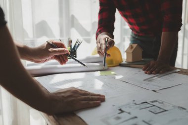 Mühendis bir ev inşa etmek için mimarla görüşmeyi planlıyor, toplantıda binaların yapısını çizecek ve birlikte tartışacaklar, yapısal işlerde kullanmak için tasarım planları, mimarlık fikri..