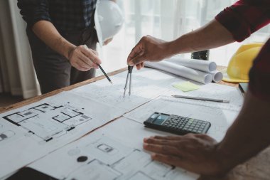Mühendis bir ev inşa etmek için mimarla görüşmeyi planlıyor, toplantıda binaların yapısını çizecek ve birlikte tartışacaklar, yapısal işlerde kullanmak için tasarım planları, mimarlık fikri..