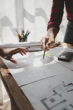 Mühendis bir ev inşa etmek için mimarla görüşmeyi planlıyor, toplantıda binaların yapısını çizecek ve birlikte tartışacaklar, yapısal işlerde kullanmak için tasarım planları, mimarlık fikri..