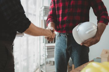 Mimarlar ve mühendisler binanın yapısına ilişkin planlar üzerinde birlikte mutabık kalıyorlar, plan mimar ve mimar tarafından onaylandı..