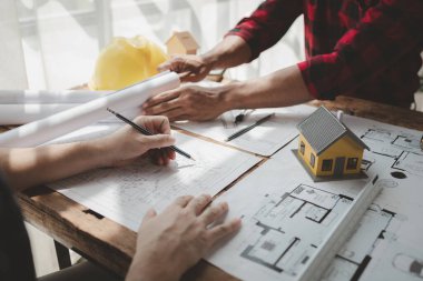 Mühendis bir ev inşa etmek için mimarla görüşmeyi planlıyor, toplantıda binaların yapısını çizecek ve birlikte tartışacaklar, yapısal işlerde kullanmak için tasarım planları, mimarlık fikri..