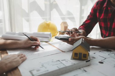 Mühendis bir ev inşa etmek için mimarla görüşmeyi planlıyor, toplantıda binaların yapısını çizecek ve birlikte tartışacaklar, yapısal işlerde kullanmak için tasarım planları, mimarlık fikri..