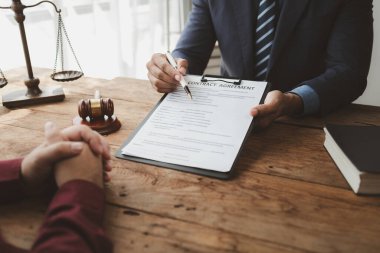 İnsan Kaynakları Departmanı istenen pozisyon için adaylarla görüşüyor, mülakattaki kişiyle daha önceki iş deneyimlerini tartışıyor, şirket için bir özgeçmiş hazırlıyor, çünkü işi almak istiyor..