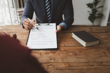 İnsan Kaynakları Departmanı istenen pozisyon için adaylarla görüşüyor, mülakattaki kişiyle daha önceki iş deneyimlerini tartışıyor, şirket için bir özgeçmiş hazırlıyor, çünkü işi almak istiyor..