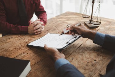 İnsan Kaynakları Departmanı istenen pozisyon için adaylarla görüşüyor, mülakattaki kişiyle daha önceki iş deneyimlerini tartışıyor, şirket için bir özgeçmiş hazırlıyor, çünkü işi almak istiyor..