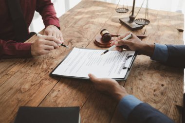 İnsan Kaynakları Departmanı istenen pozisyon için adaylarla görüşüyor, mülakattaki kişiyle daha önceki iş deneyimlerini tartışıyor, şirket için bir özgeçmiş hazırlıyor, çünkü işi almak istiyor..
