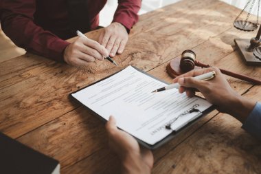 İnsan Kaynakları Departmanı istenen pozisyon için adaylarla görüşüyor, mülakattaki kişiyle daha önceki iş deneyimlerini tartışıyor, şirket için bir özgeçmiş hazırlıyor, çünkü işi almak istiyor..