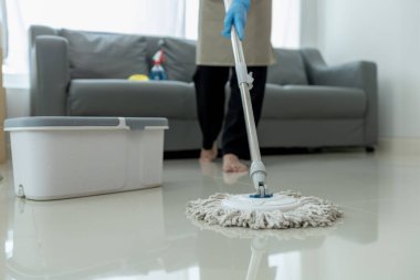 Yerleri paspasla temizle, oturma odasının zeminini temizle, evdeki odaları hijyen için temizle, yerleri silmek için bir havlu kullan,.