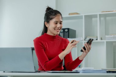 Bilgi edinmek için akıllı telefonunuzu kullanın, akıllı telefon kullanarak ortaklarınızla işbirliği yapın, ofiste çalışırken akıllı telefonunuzu kullanarak iletişim kurun..