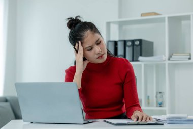 Ofiste stresli bir şekilde oturmak, yeni başlayan bir şirkette çalışırken ortaya çıkan stres, sunacak çok fazla bilgi ve stres fikri bulmak için saatlerce çalışmak,.