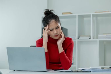 Ofiste stresli bir şekilde oturmak, yeni başlayan bir şirkette çalışırken ortaya çıkan stres, sunacak çok fazla bilgi ve stres fikri bulmak için saatlerce çalışmak,.