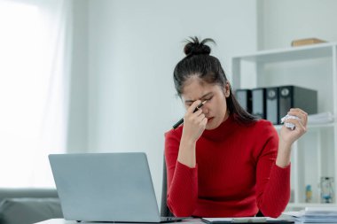 Ofiste stresli bir şekilde oturmak, yeni başlayan bir şirkette çalışırken ortaya çıkan stres, sunacak çok fazla bilgi ve stres fikri bulmak için saatlerce çalışmak,.