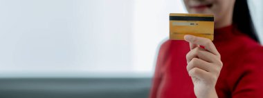 Alım yapmak için kredi kartı kullanın, kredi kartı bilgilerinizi web sitesine girin ve ürünleri satın alın, bankadan yeni bir banka kartı alın, kart fikri.