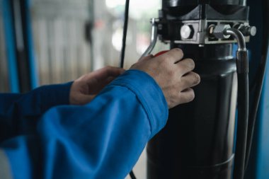 Tamirci motoru tamir ediyor, bir araba tamircisi arabayı inceliyor, bir araba tamircisi garajdaki motorla ilgili sorunu araştırıyor..