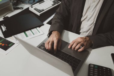 Oturup özel bir ofiste çalışmak, girişimci bilgisayarda veri hazırlamak, bir girişim kurmak için çalışma planları, şirket içinde oturmak ve çalışmak, girişim fikri.