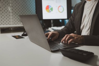 Oturup özel bir ofiste çalışmak, girişimci bilgisayarda veri hazırlamak, bir girişim kurmak için çalışma planları, şirket içinde oturmak ve çalışmak, girişim fikri.