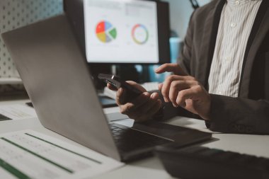 Oturup özel bir ofiste çalışmak, girişimci bilgisayarda veri hazırlamak, bir girişim kurmak için çalışma planları, şirket içinde oturmak ve çalışmak, girişim fikri.