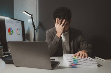 Girişimci işinden bıktı, iş adamı bir şirket yönetme konusunda stresli, şirket çalışanları, dizüstü bilgisayarlarında sorunlar ve stres fikirleri olduğu için stresli..
