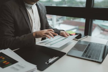 Dizüstü bilgisayarda çalışmak, belgelere bakmak, müşterilere gönderilecek belgeleri düzenlemek, bir şirket açmak için gerekli belgeleri incelemek, toplantıya katılmak için gerekli belgeleri hazırlamak..