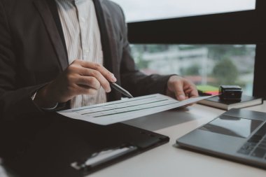 Dizüstü bilgisayarda çalışmak, belgelere bakmak, müşterilere gönderilecek belgeleri düzenlemek, bir şirket açmak için gerekli belgeleri incelemek, toplantıya katılmak için gerekli belgeleri hazırlamak..