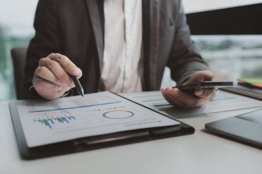 Girişimciler, şirkette çalışırken iş ortaklarıyla irtibat halinde olmak için akıllı telefonları kullanırlar..