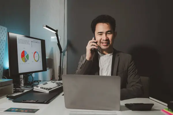 he is using his phone to find information to use in presenting information, Entrepreneurs use smartphones to keep in touch with business partners while working in the company, startup idea.