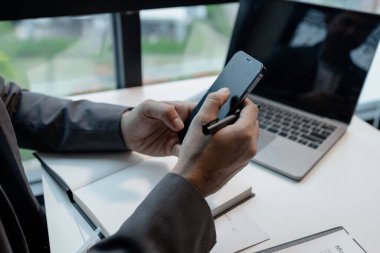 Girişimciler, şirkette çalışırken iş ortaklarıyla irtibat halinde olmak için akıllı telefonları kullanırlar..