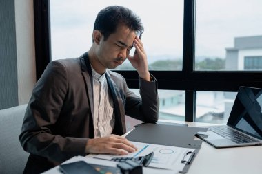 Girişimci işinden bıktı, iş adamı bir şirket yönetme konusunda stresli, şirket çalışanları, dizüstü bilgisayarlarında sorunlar ve stres fikirleri olduğu için stresli..