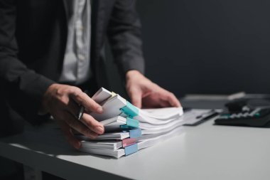 Toplantıya katılacak belgeleri hazırlamak, çalışanların ofise getirdiği belgeleri kontrol etmek, ilgili kategoriler halinde bilgi düzenlemek,.