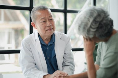 Doktor yaşlı bir hastayı muayene ediyor, yaşlı bir hastaya hastanede bir doktor tarafından teşhis konuyor, doktor, doktora tedavi planını anlatıyor..
