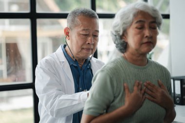 Doktor yaşlı bir hastayı muayene ediyor, yaşlı bir hastaya hastanede bir doktor tarafından teşhis konuyor, doktor, doktora tedavi planını anlatıyor..