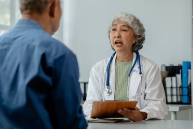 Doktor yaşlı bir hastayı muayene ediyor, yaşlı bir hastaya hastanede bir doktor tarafından teşhis konuyor, doktor, doktora tedavi planını anlatıyor..