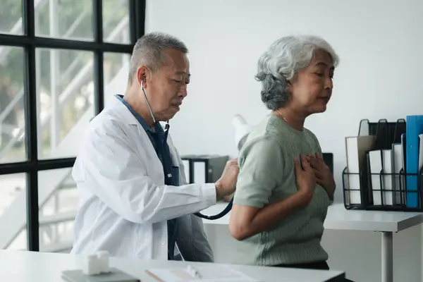 Doctor examining an elderly patient, An elderly patient is being diagnosed by a doctor in the hospital, The doctor is explaining the treatment plan to the patient, doctor idea.