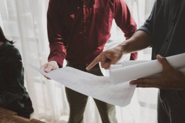 Ticari binalar mimarlar tarafından ne tür bir yapının inşa edilmesi gerektiği konusunda değerlendiriliyor, mühendisler planlara göre bir yapı tasarlıyorlar..