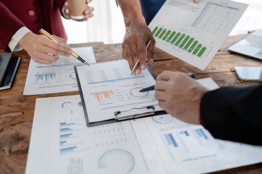 Toplantıda raporu açıklamak, toplantı odasındaki sorunları çözmek için işbirliği yapmak, ofisteki ekiple yeni bir iş kurmak, takım olarak çalışmak...,