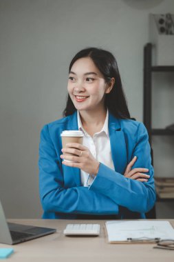 Bir girişimci ofisinde dinleniyor, öğle yemeği molasında kahve içiyor, kahve içerken çeşitli etkinlikler planlamayı düşünüyor..